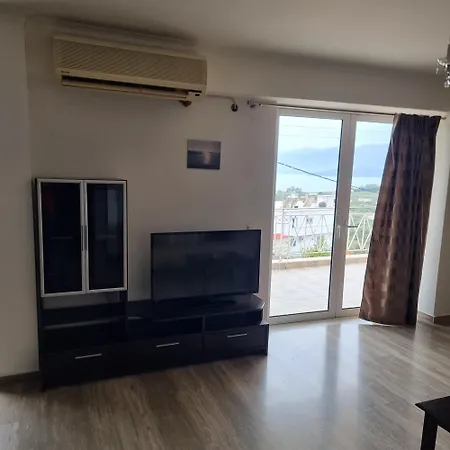 Sea View Apartment *